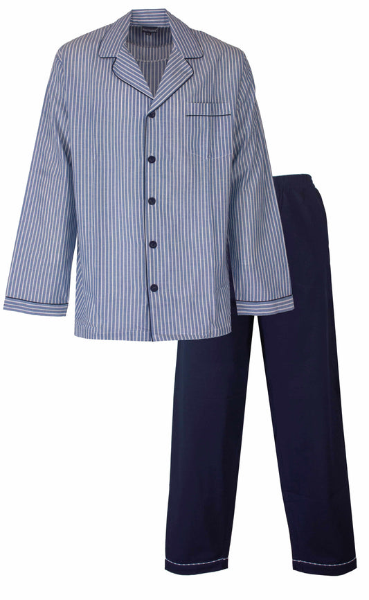 Lichtblauwe gestreepte pyjama met doorknoop-shirt en donkerblauwe broek, perfect voor ziekenhuisverblijf.