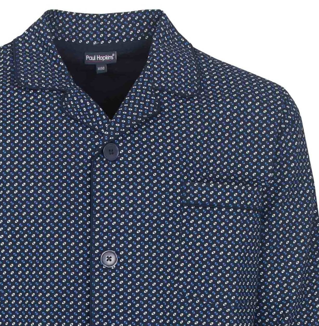 Marineblauw pyjamajasje met witte en lichtblauwe stippen, doorknoop-stijl, revers kraag en lange mouwen.