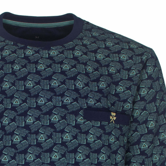 Donkerblauwe fleece pyjama met lange mouwen, bedrukt met lichtblauwe geometrische patronen en een klein borstzakje