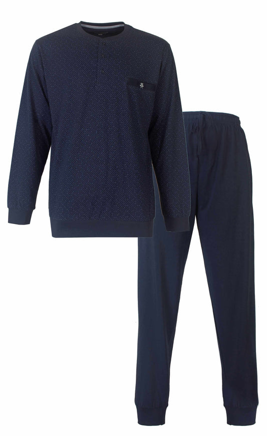 Blauwe heren pyjama set met lange mouwen en broek. Shirt heeft een dessin en polokraag met knoopsluiting.