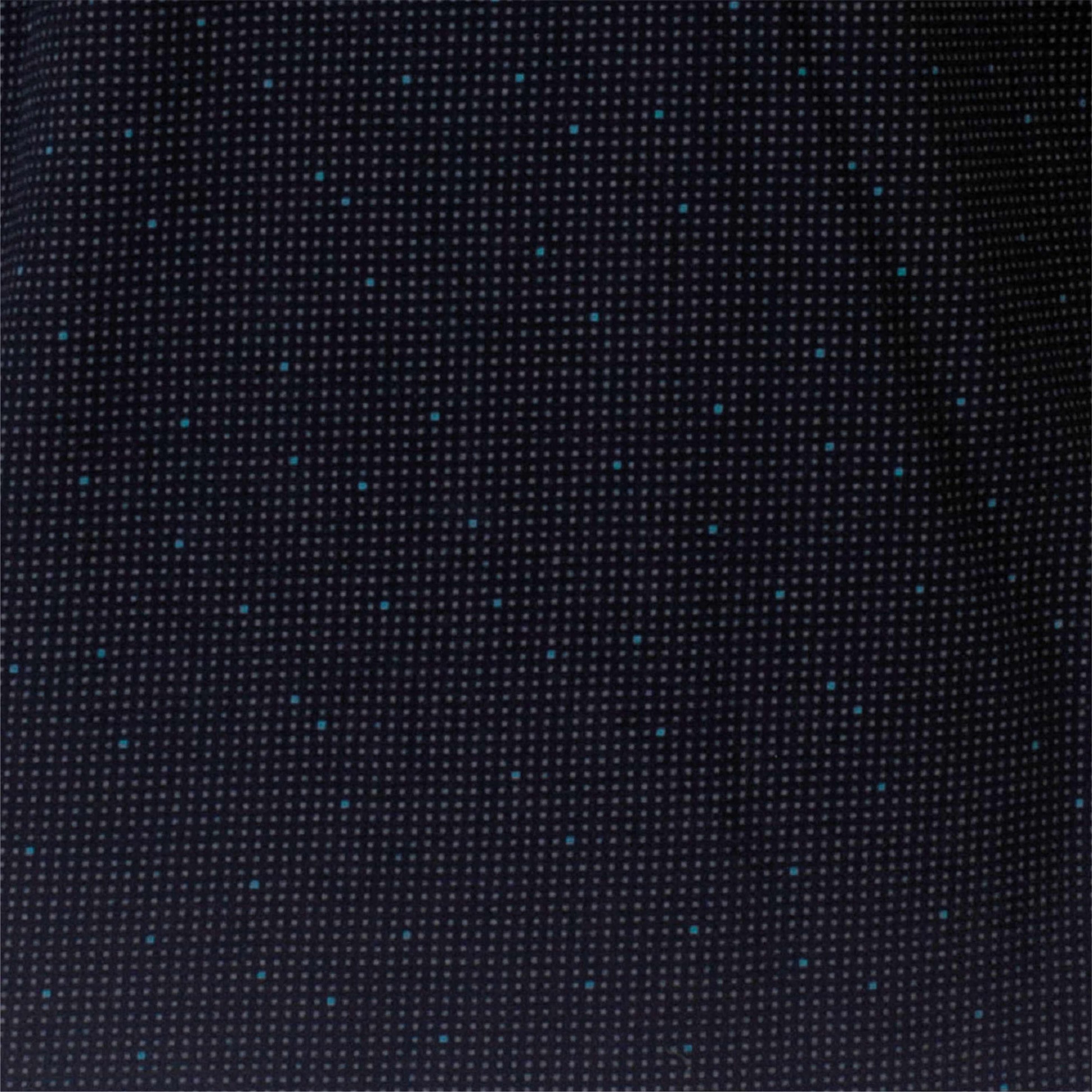 Close-up van een donkerblauwe stof met kleine lichtblauwe stippen in een regelmatig patroon verspreid.