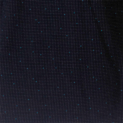 Close-up van een donkerblauwe stof met kleine lichtblauwe stippen in een regelmatig patroon verspreid.