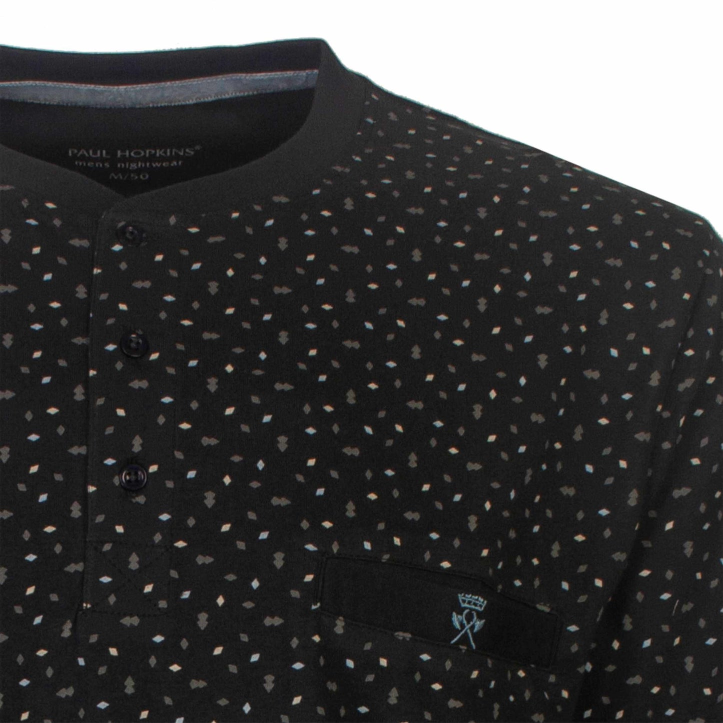 Zwarte pyjama met kleine gekleurde prints,pen, polo-sluiting en borstzakje met klein logo.