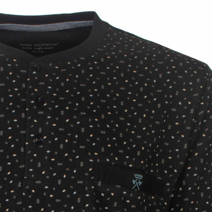 Zwarte pyjama met kleine gekleurde prints,pen, polo-sluiting en borstzakje met klein logo.