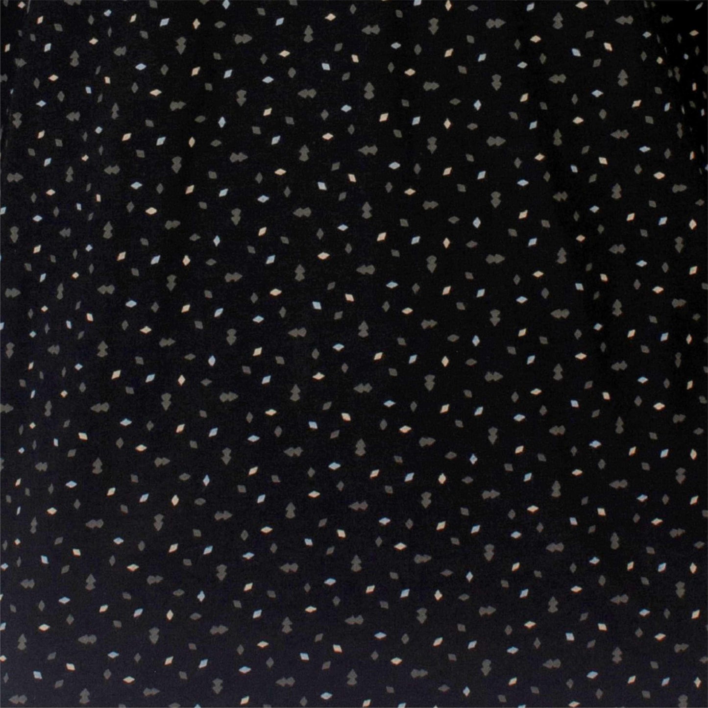 Zwarte stof met kleine, verspreide grijze, lichtblauwe en beige geometrische vormen als print patroon
