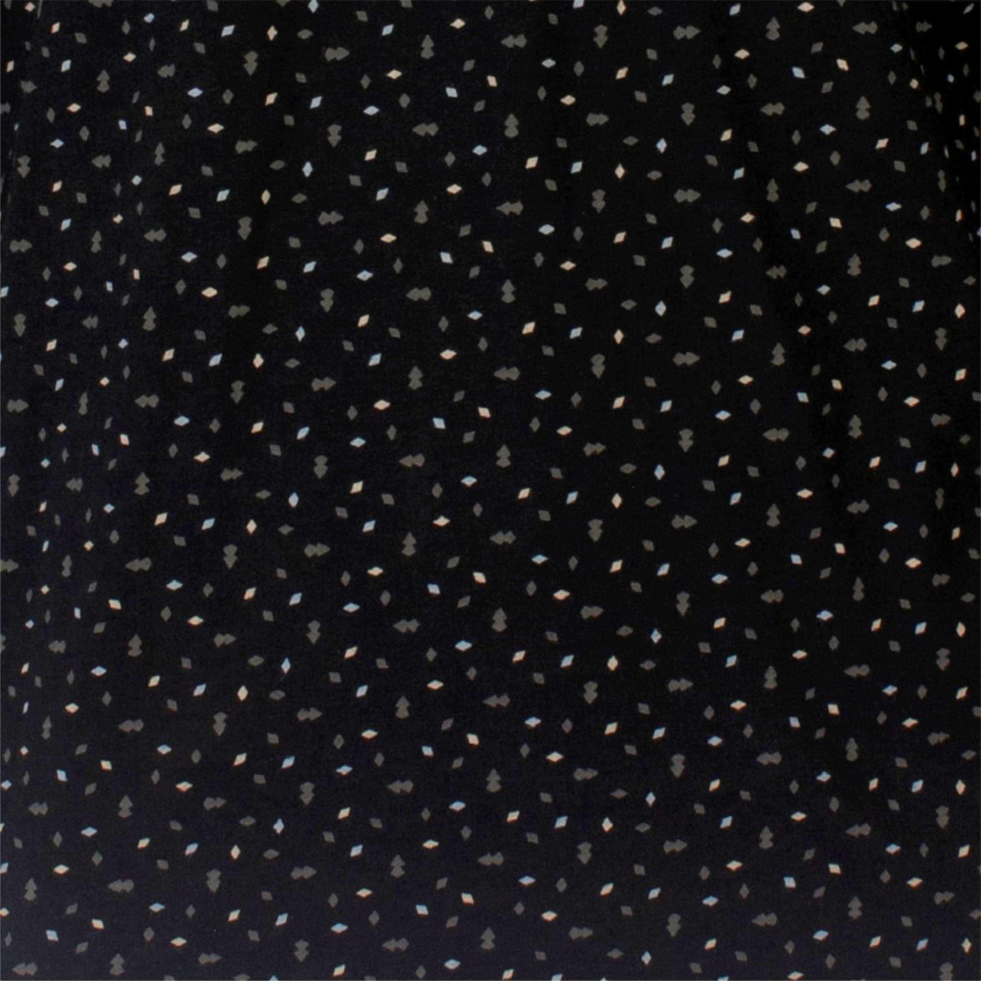 Zwarte stof met kleine, verspreide grijze, lichtblauwe en beige geometrische vormen als print patroon