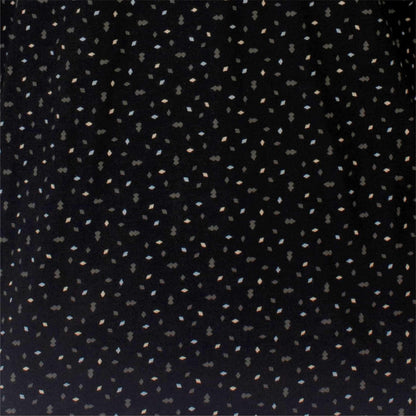 Zwarte stof met kleine, verspreide grijze, lichtblauwe en beige geometrische vormen als print patroon