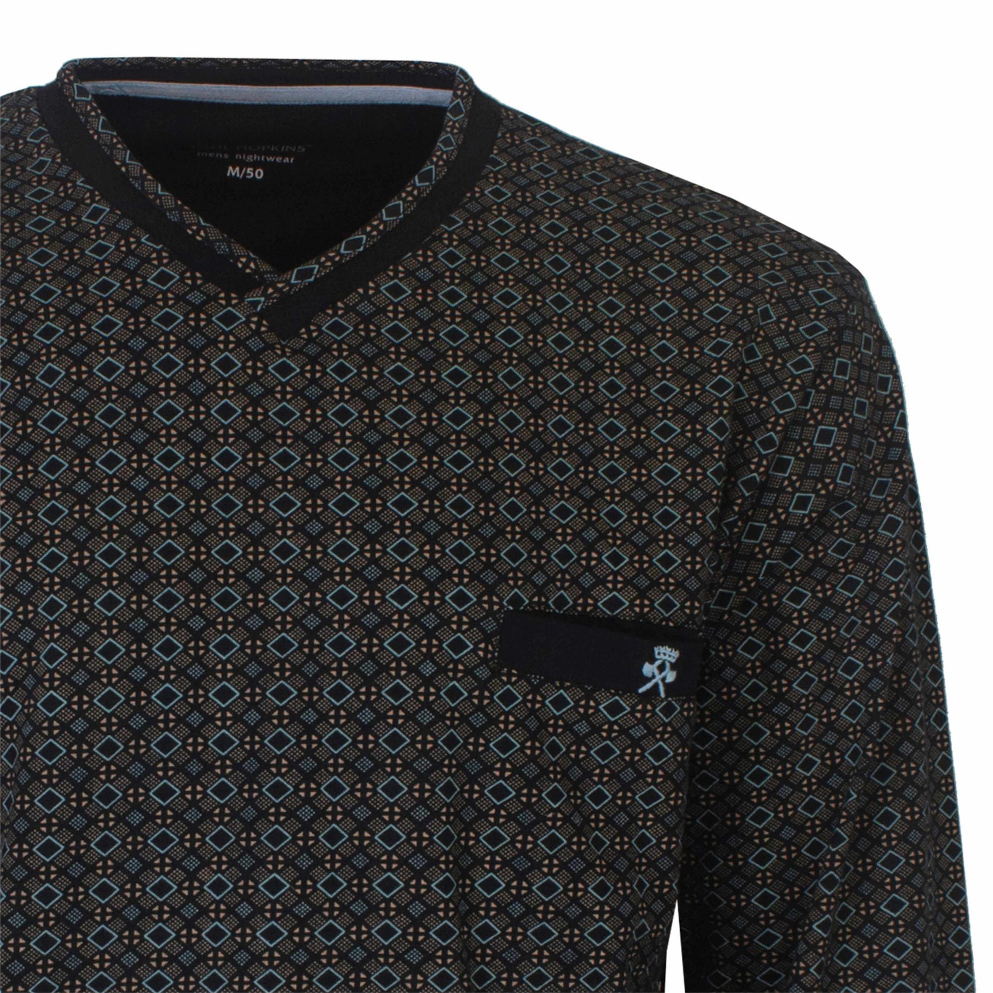 Donkerblauwe herenpyjama met geometrisch patroon, V-hals en borstzakje met klein logo.