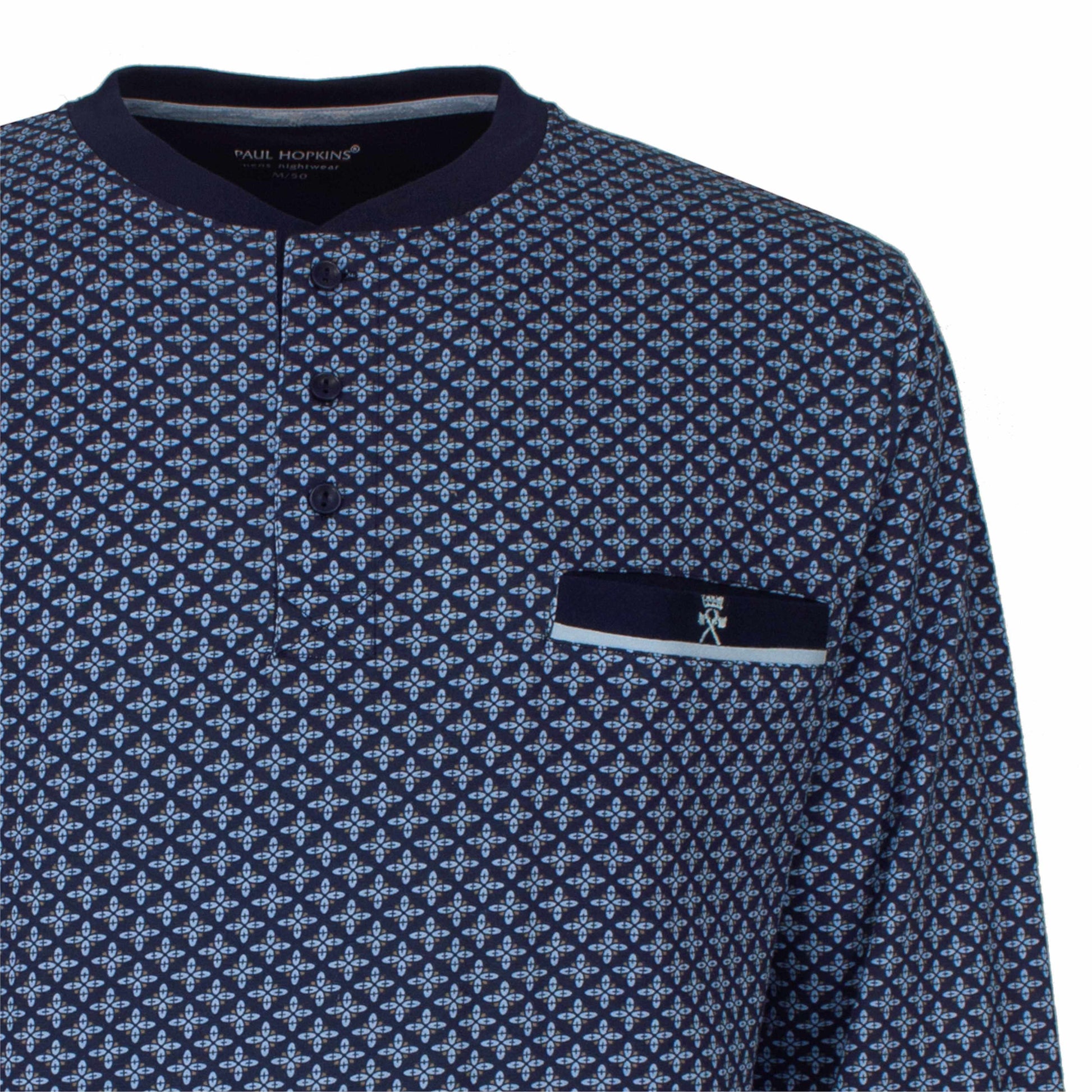 Donkerblauwe heren pyjama met lichtblauw geprint patroon, henley hals en borstzakje met logo