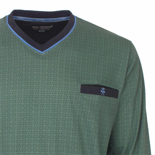 Groene pyjama top met geometrisch patroon, V-hals met donkerblauw en lichtblauw accent, en klein embleem op de borst.