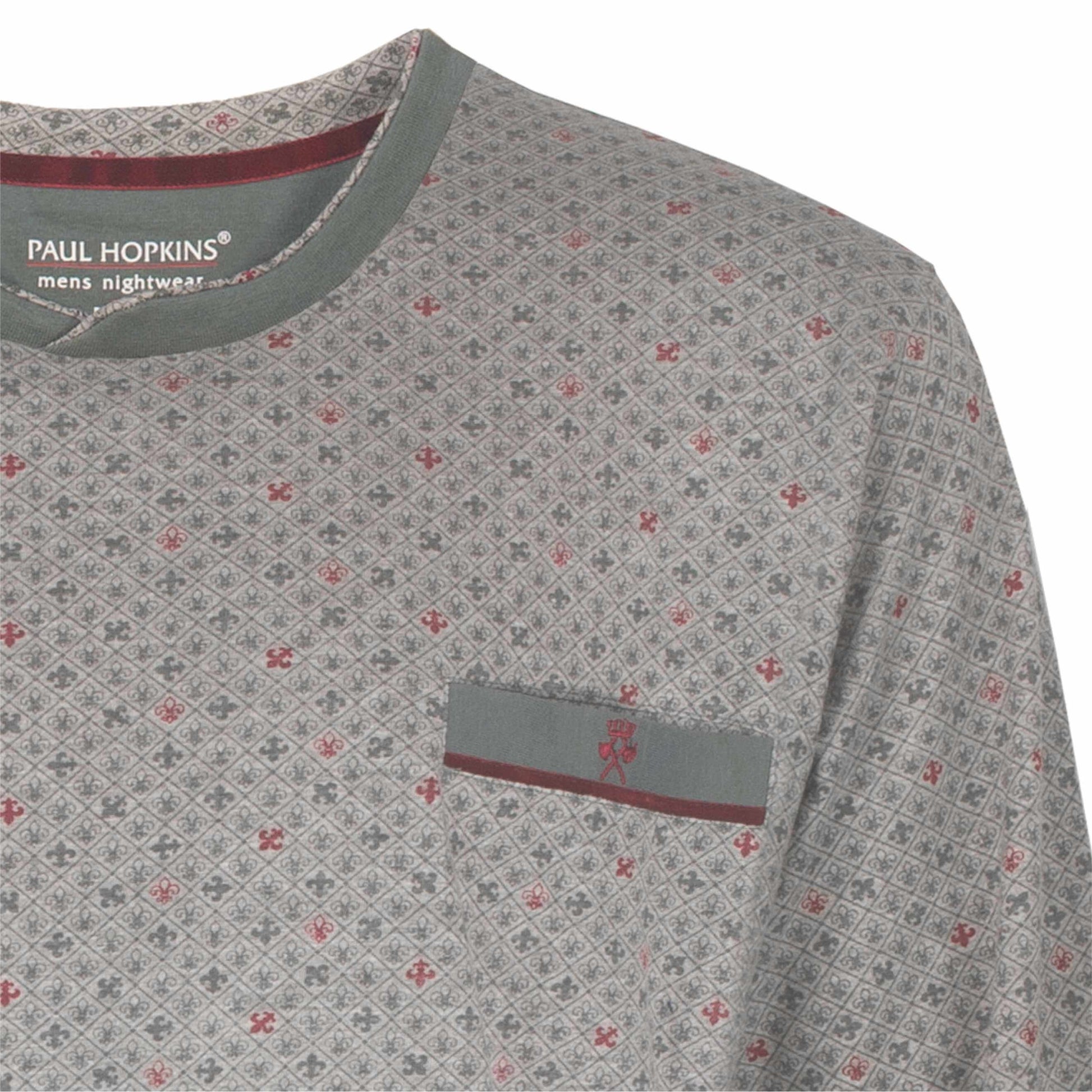 Grijze pyjama met geprint ruitpatroon, rode en grijze details, Paul Hopkins logo en borstzakje