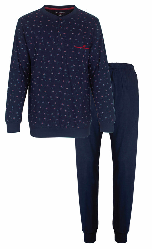 Donkerblauwe pyjama set met lange mouwen en broek. Shirt heeft klein bloempatroon en rode accentstreep op borstzak.