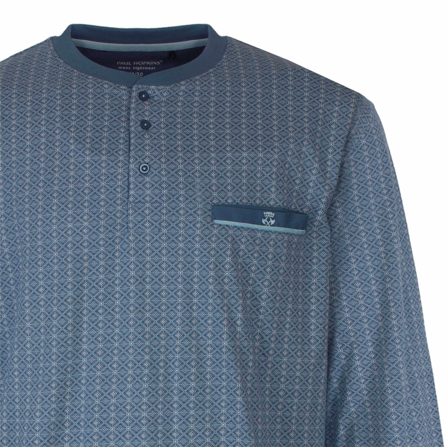 Petrolblauwe pyjama top met geometrisch patroon, henley hals en borstzakje met logo