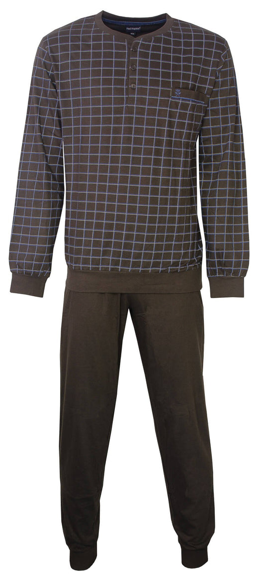 Bruine geruite pyjama set met lange mouwen en broek. Shirt heeft knoopsluiting en logo, broek is effen met elastische band.
