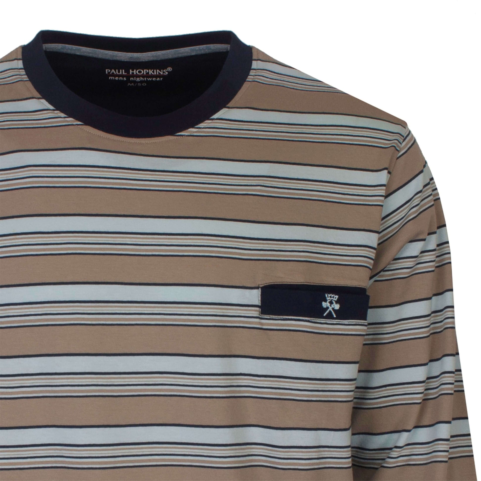 Gestreepte pyjama top van Paul Hopkins in beige en blauw, met donkerblauw accent en merklogo op borstzak.