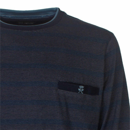 Close-up van een donkerblauwe gestreepte pyjama top met ronde hals en een klein merklogo op de borst