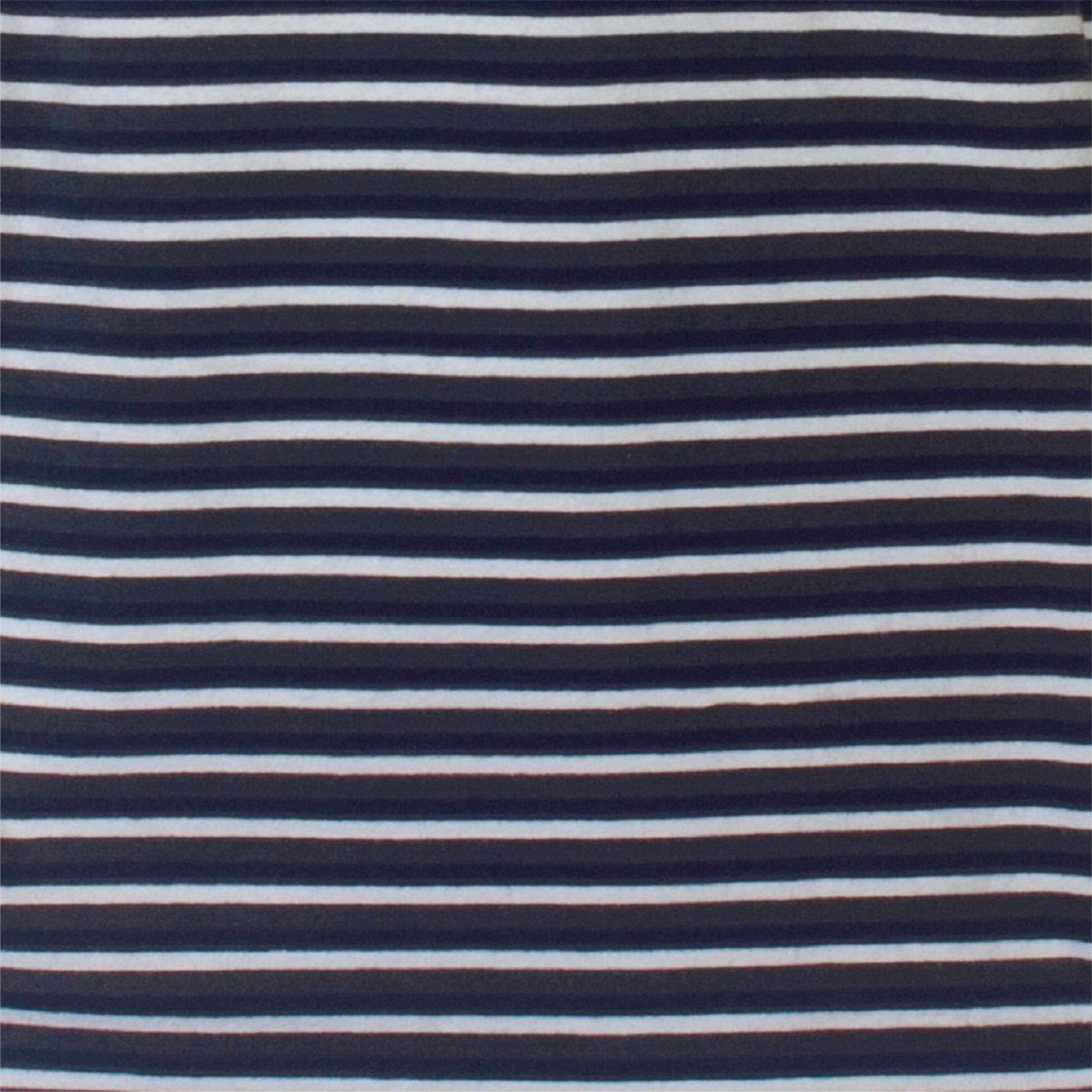 Close-up van gestreepte stof met donkerblauwe en witte horizontale lijnen, gebruikt voor een herenpyjama.
