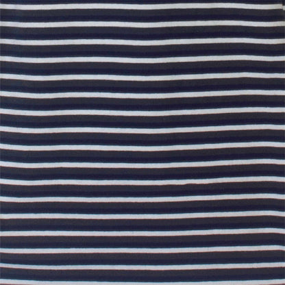 Close-up van gestreepte stof met donkerblauwe en witte horizontale lijnen, gebruikt voor een herenpyjama.