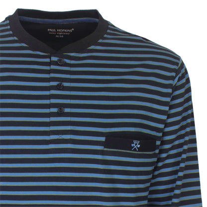 Gestreepte pyjama top van Paul Hopkins in donkerblauw en lichtblauw, met knoopsluiting en klein logo op de borst.