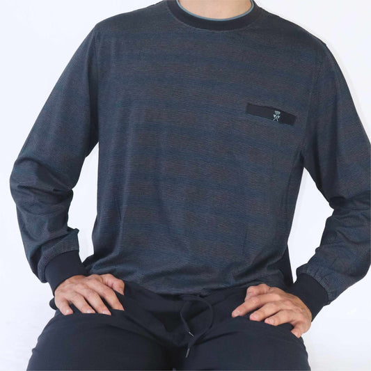 Gestreepte blauwe heren pyjama top met lange mouwen, ronde hals en klein logo op de borst.