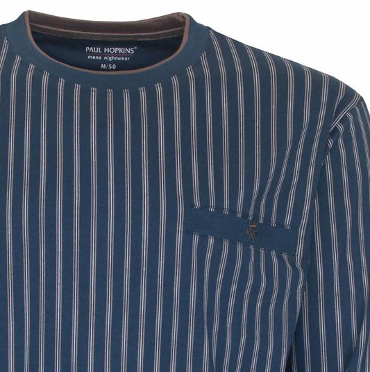 Blauwe gestreepte heren pyjama met ronde hals, van katoen. Merk Paul Hopkins zichtbaar op labelals.