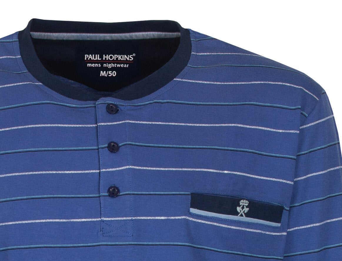 Blauwe gestreepte pyjama met knopen, ronde hals en borstzakje. Paul Hopkins logo zichtbaar op de zak.