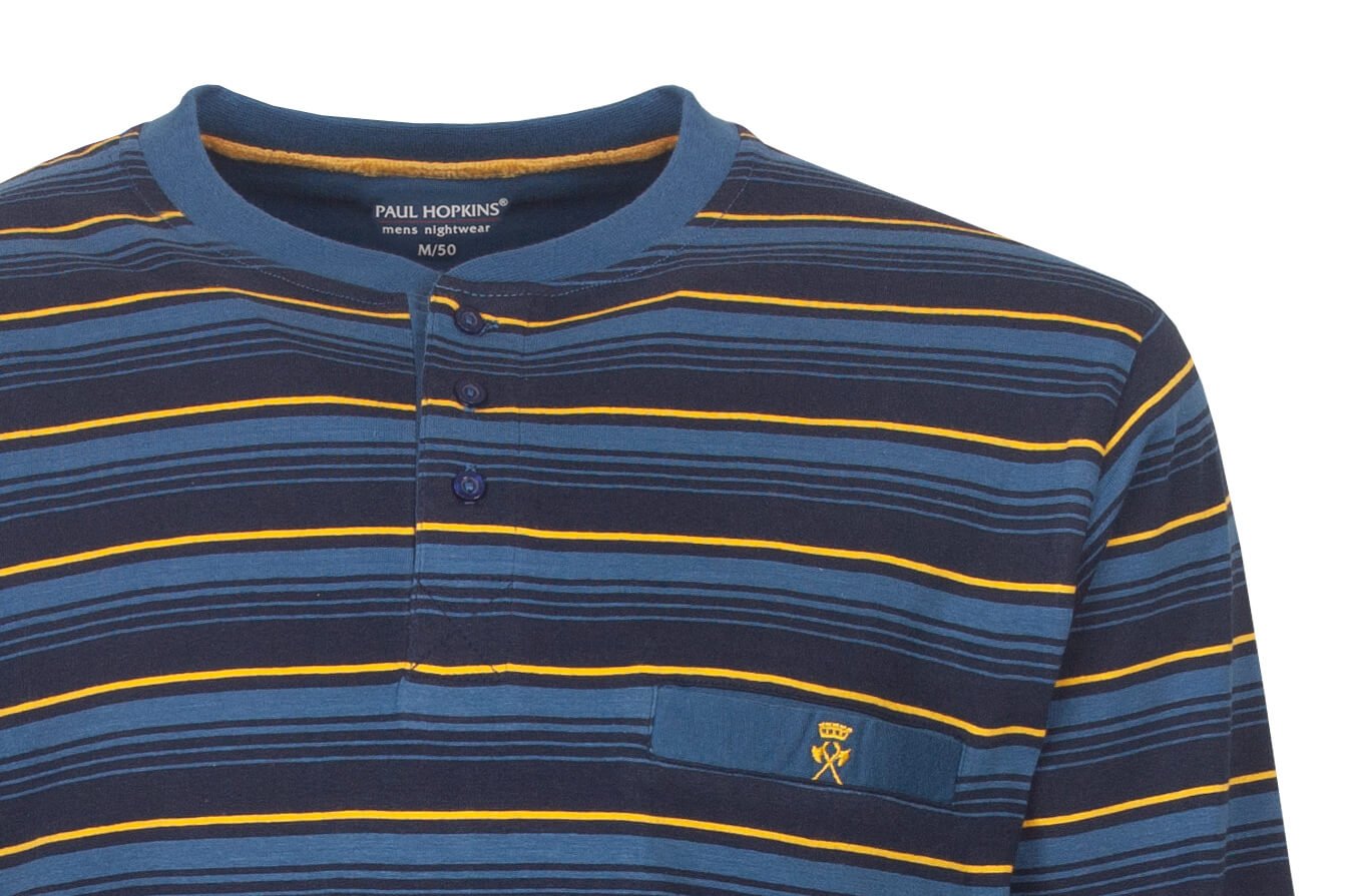 Gestreepte heren pyjama top in blauw, donkerblauw en geel. Merk Paul Hopkins, met knoopsluiting en borstzakje.