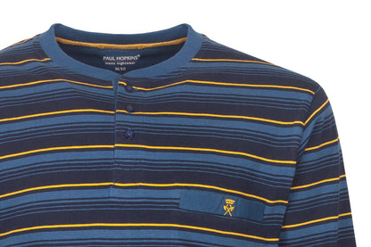 Gestreepte heren pyjama top in blauw, donkerblauw en geel. Merk Paul Hopkins, met knoopsluiting en borstzakje.
