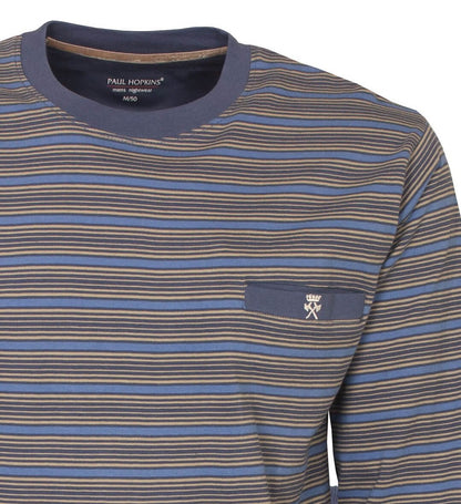 Gestreepte pyjama top in blauw en beige tinten, met ronde hals en klein merklogo op borstzakje