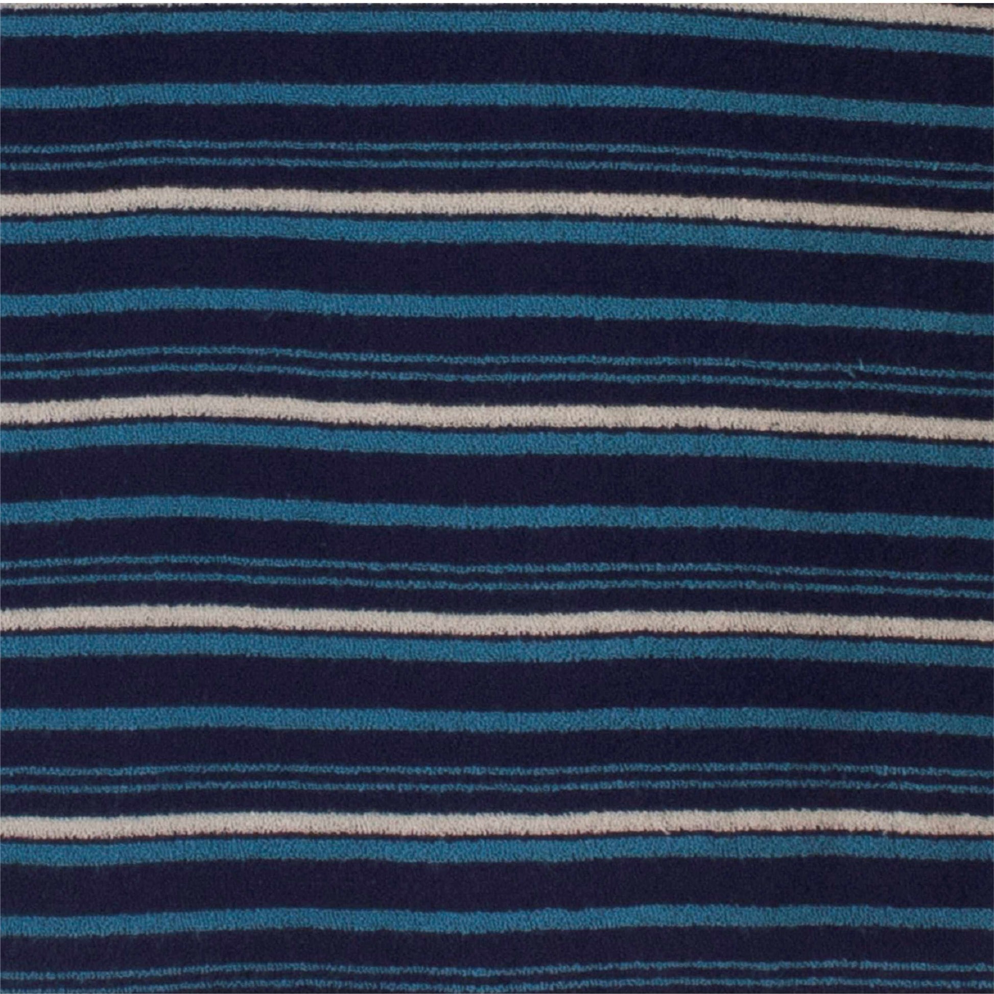 Close-up van gestreepte stof in verschillende tinten blauw en wit, gebruikt voor een Paul Hopkins pyjama.