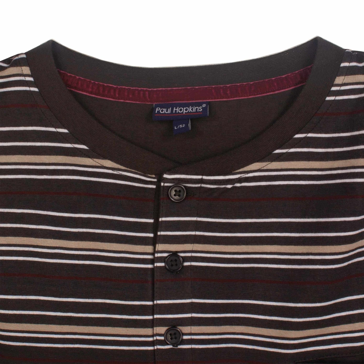 Bruin gestreepte pyjama top met polosluiting, lange mouwen en Paul Hopkins label. Donkere achtergrond met lichte strepen.