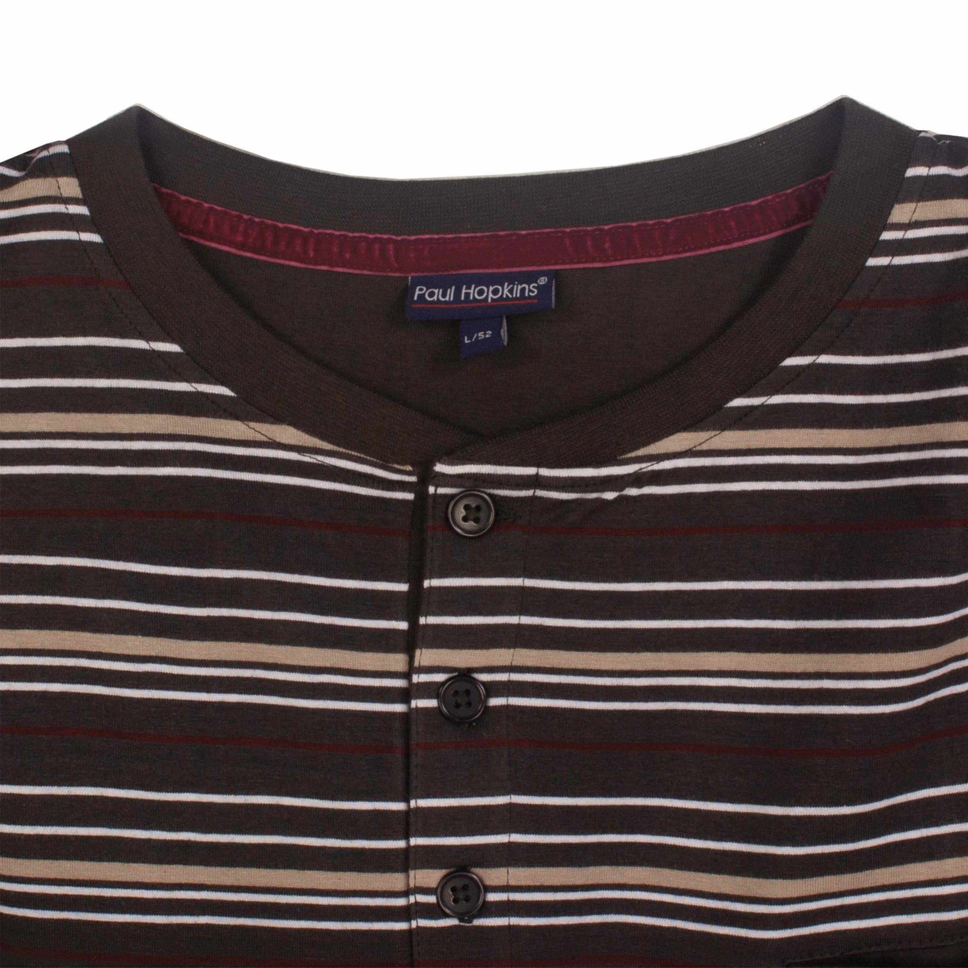 Bruin gestreepte pyjama top met polosluiting, lange mouwen en Paul Hopkins label. Donkere achtergrond met lichte strepen.