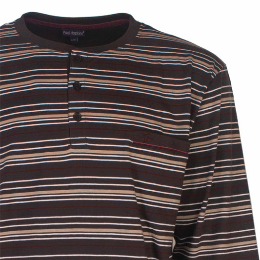 Bruin gestreepte heren pyjama top met polosluiting en lange mouwen, gemaakt van jersey katoen met een subtiel logo.