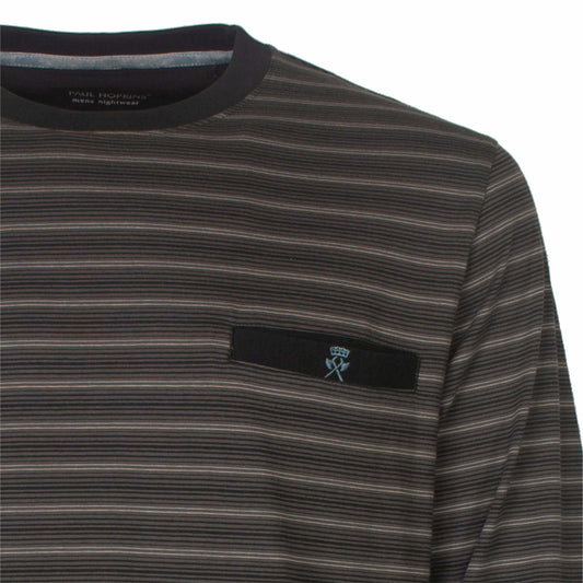Grijze gestreepte heren pyjama top met ronde hals en klein logo op de borst van Paul Hopkins nachtwear