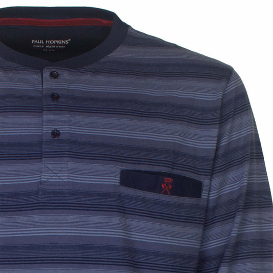 Gestreepte herenpyjama in verschillende tinten navy blauw met polo-sluiting en een klein merklogo op de borst.