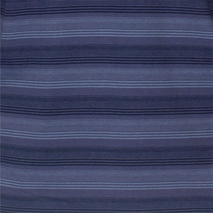 Gestreept patroon in verschillende tinten marineblauw, variërend van licht tot donker, in horizontale lijnen.
