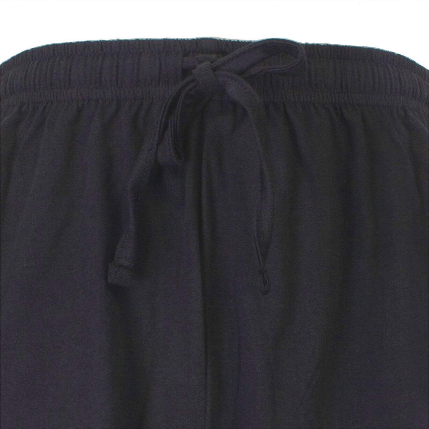 Close-up van een zwarte pyjama broek met elastische taille en eenleband en aantrekkoord, zompositie.