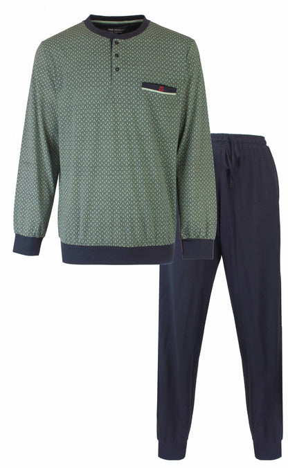 Groene pyjama met geprint dessin en donkerblauwe broek. Lange mouwen en ronde hals met knoopsluiting.