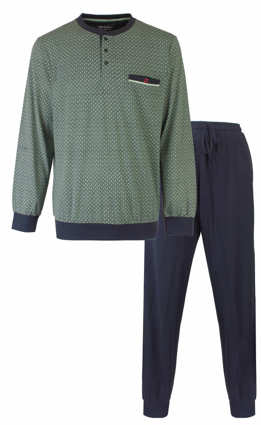 Groene pyjama met geprint dessin en donkerblauwe broek. Lange mouwen en ronde hals met knoopsluiting.