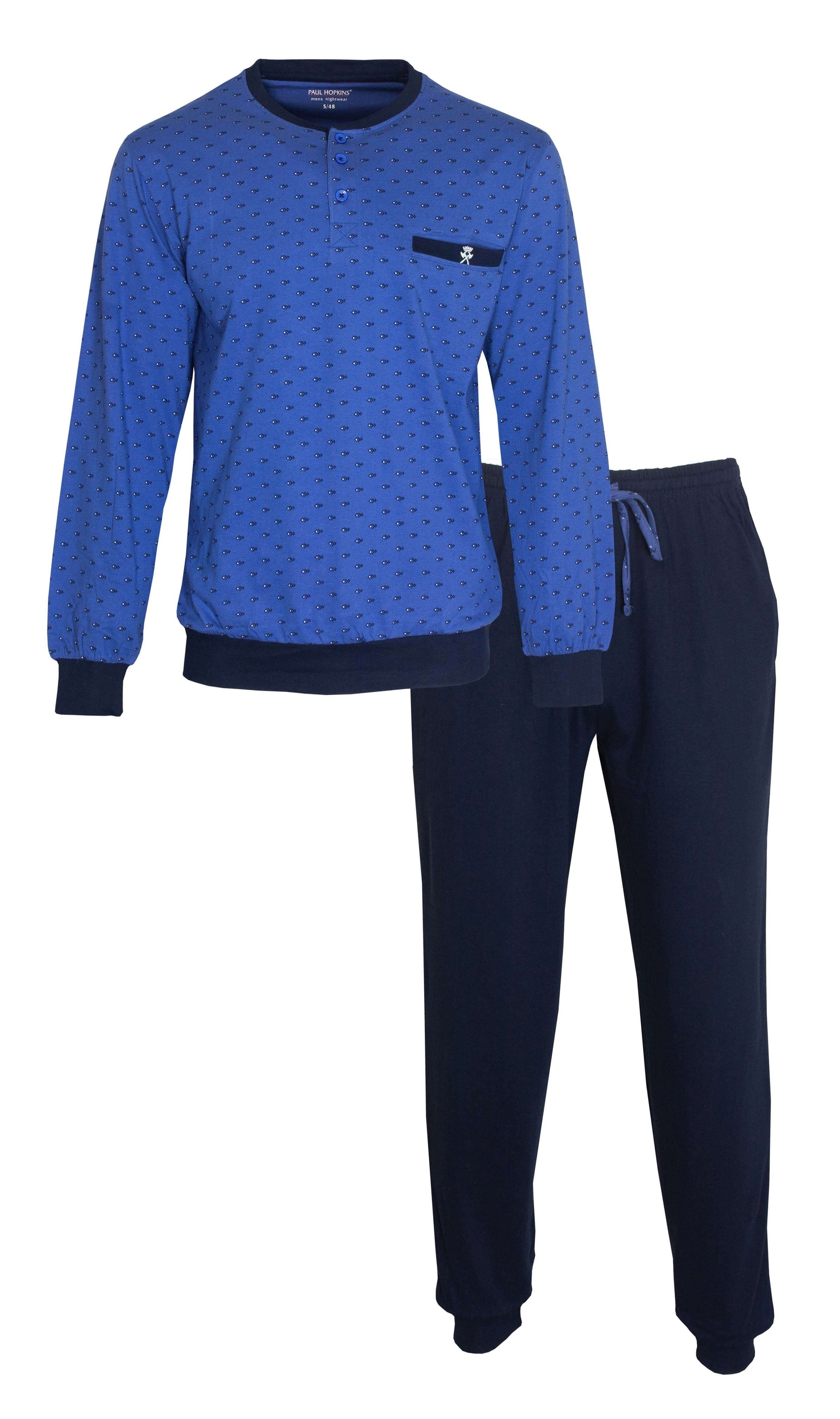Blauwe heren pyjama met geprint dessin op shirt, lange mouwen, polosluiting en donkerblauwe broek met zakken.