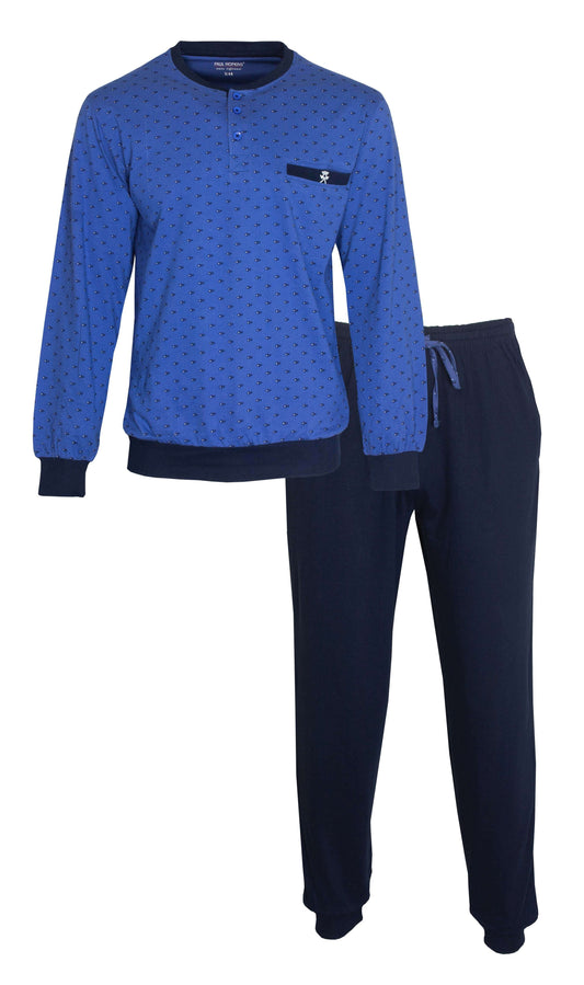 Blauwe heren pyjama met geprint dessin op shirt, lange mouwen, polosluiting en donkerblauwe broek met zakken.