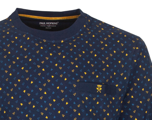 Blauw pyjauwe pyjama met gele en lichtblauwe motieven, ronde hals en borstzakje met logo