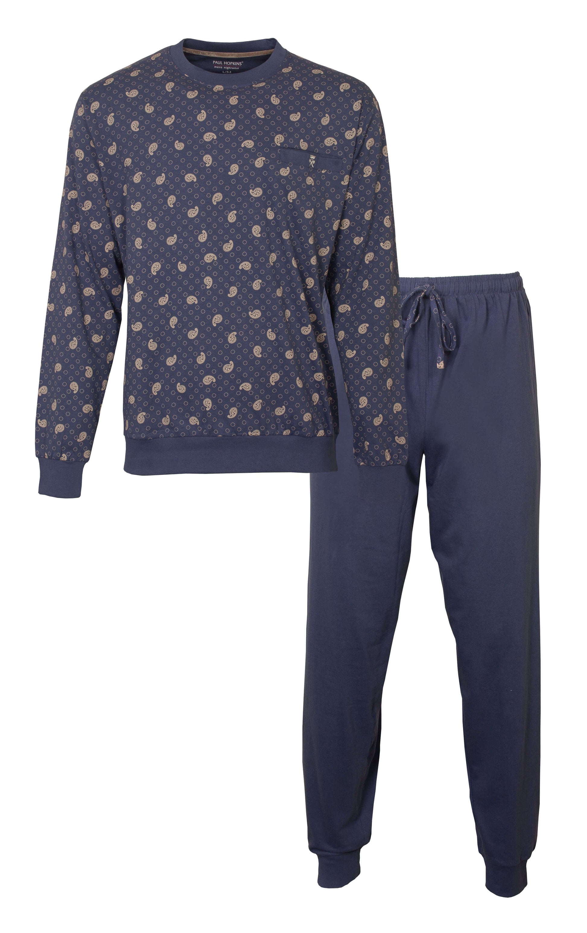 Blauwe pyjama set met lange mouwen en broek. Shirt heeft paisley print, broek is effen. Gemaakt van katoen.
