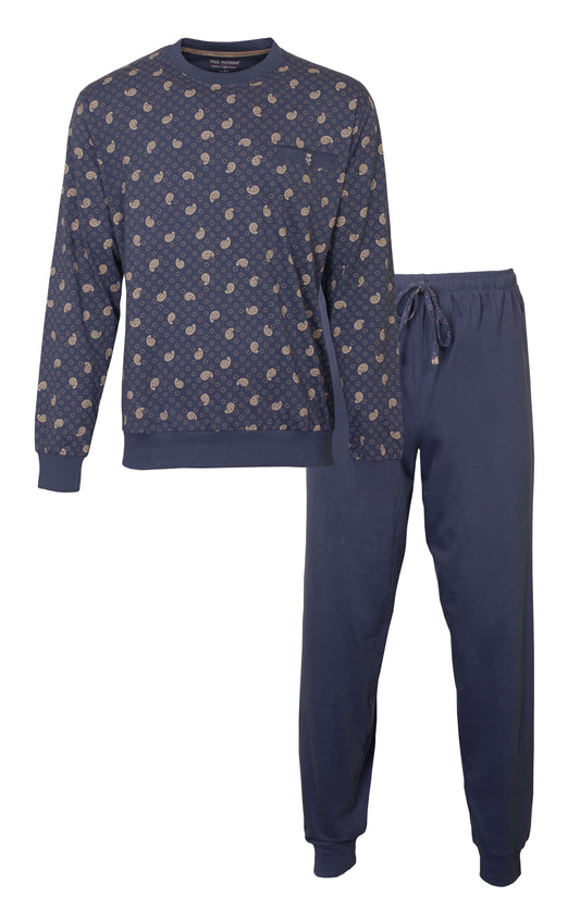 Blauwe pyjama set met lange mouwen en broek. Shirt heeft paisley print, broek is effen. Gemaakt van katoen.