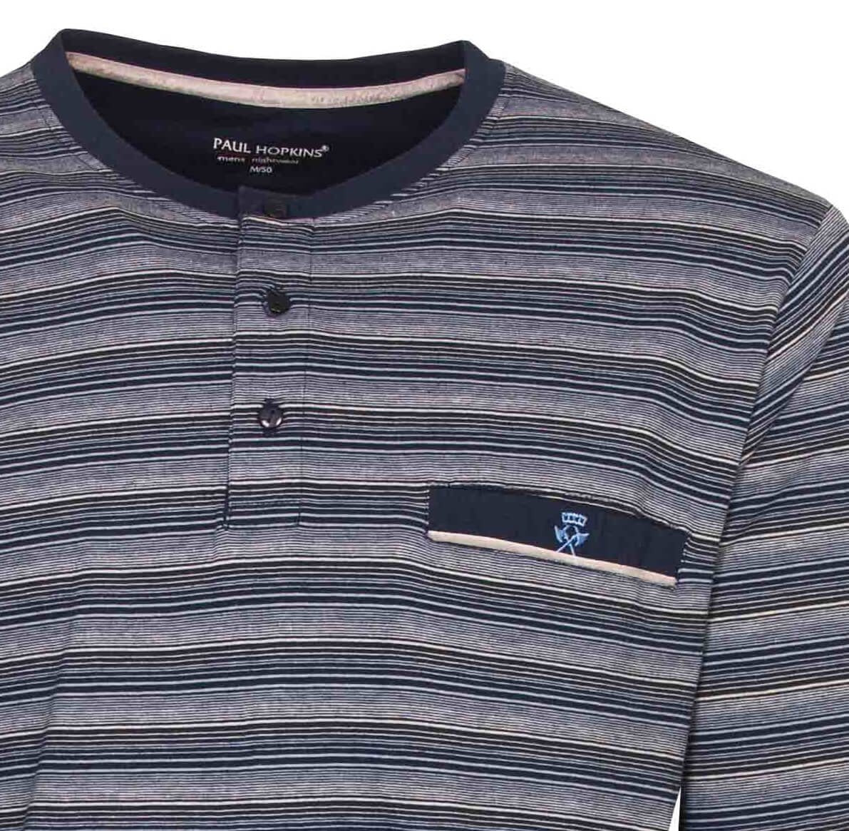 Blauw gestreepte pyjama top van Paul Hopkins met ronde hals, knoopsluiting en borstzakje met geborduurd logo