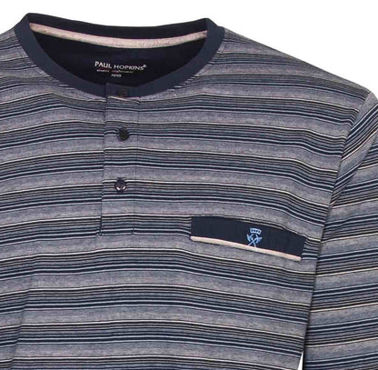 Blauw gestreepte pyjama top van Paul Hopkins met ronde hals, knoopsluiting en borstzakje met geborduurd logo