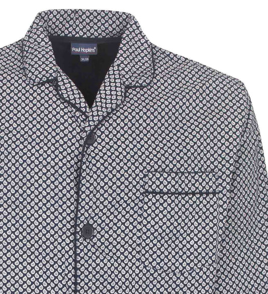 Blauw/witte doorknoop pyjama met klein Paul Hopkins met klein wit patroon op donkerblauwe achtergrond en borstzakje.