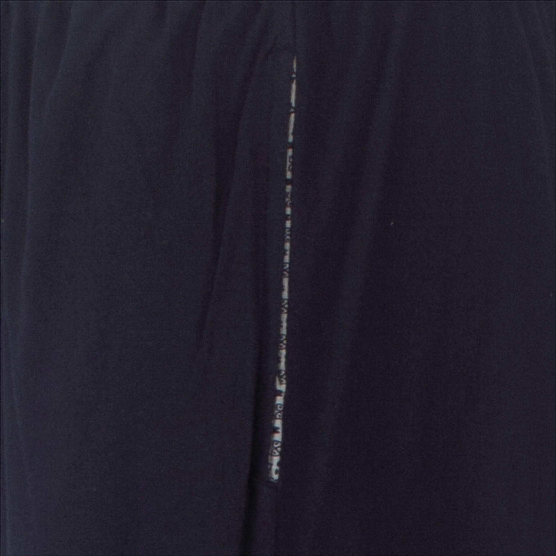 Close-up van donkerblauwe katoenen pyjamastof met subtiele verticale streep en geprint dessin