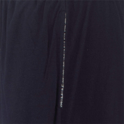 Close-up van donkerblauwe katoenen pyjamastof met subtiele verticale streep en geprint dessin