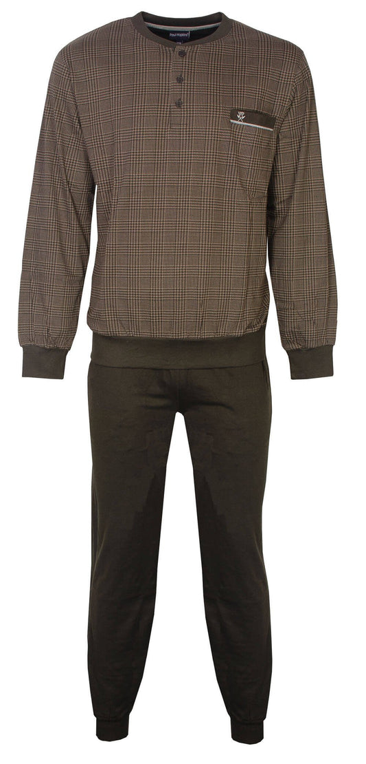 Bruine geruite pyjama set met lange mouwen en broek. Bovenkatoen, geborduurd logo op borstzakje, elastische tailleband.
